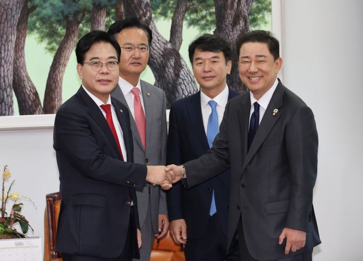 더불어민주당 김병기 원내대표, 국민의힘 송언석 원내대표가 10일 서울 여의도 국회에서 회동을 갖고 악수하고 있다. 연합뉴스