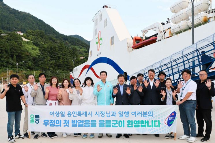 경북 울릉군과 자매결연을 위해 울릉군을 방문한 이상일 시장(왼쪽 8번째)등 용인시 대표단이 울릉군 관계자들과 함께 양 도시간 협력 강화를 다짐하고 있다. 용인시 제공