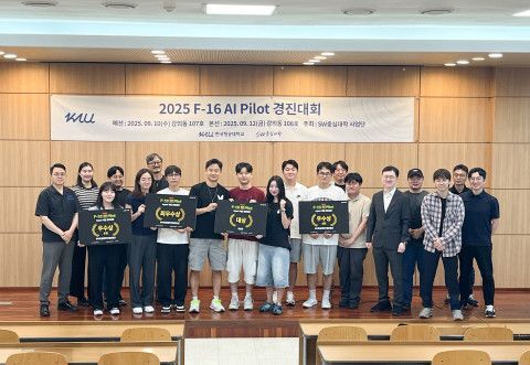 한국항공대학교가 지난 12일 소프트웨어중심대학사업의 일환으로 개최한 ‘2025 F-16 AI Pilot 경진대회’에 참가한 학생들과 대회 운영진이 기념촬영을 하고 있다. 한국항공대 제공
