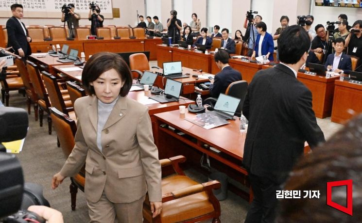 추미애 법사위원장이 16일 국회에서 열린 법제사법위원회 전체회의에서 국민의힘 나경원 의원 간사 선임의 건 표결에 대해 무기명 투표를 선언하자 국민의힘 의원들이 이에 항의하며 퇴장하고 있다. 2025.9.16 김현민 기자