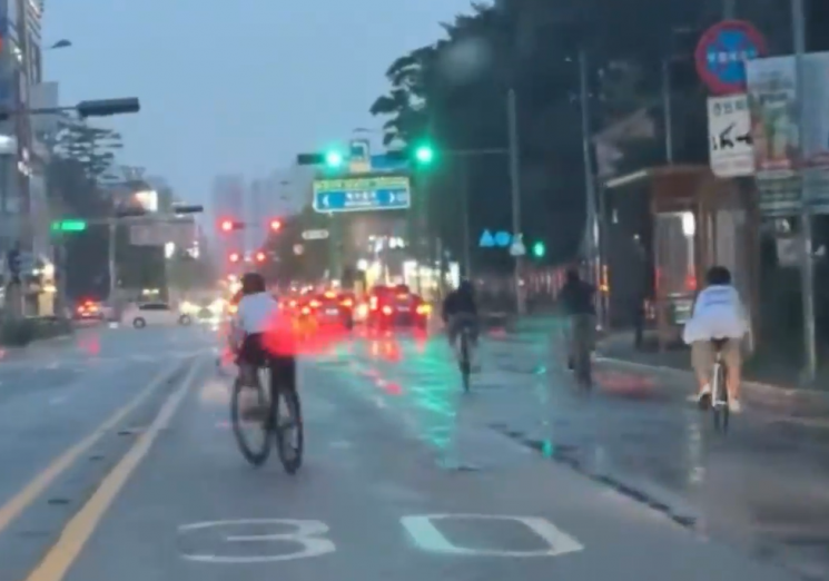 무법 주행 아산 자전거족은 촉법소년…경찰 무시, 어른들엔 손가락욕