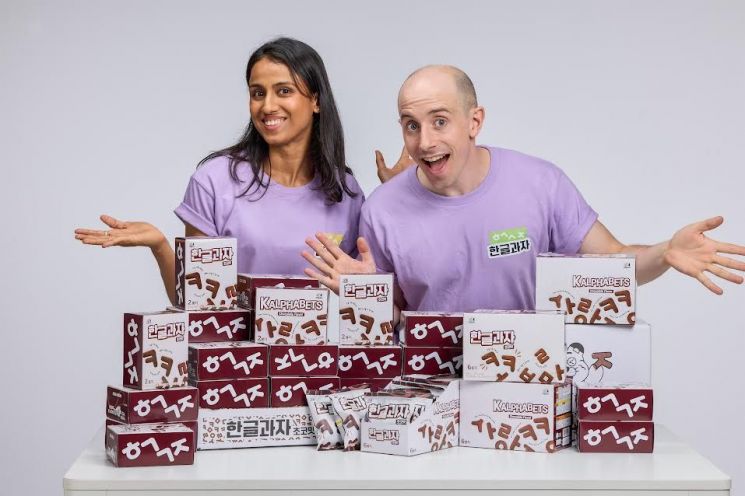Started with 3 Million Won and Sold Out... Foreigners Tyler and Needy Create "Hangul Snack" [Content Commerce]