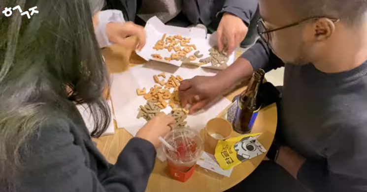 Started with 3 Million Won and Sold Out... Foreigners Tyler and Needy Create "Hangul Snack" [Content Commerce]