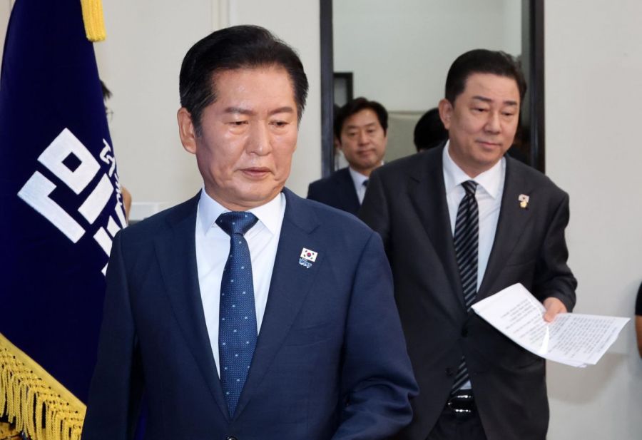 정청래 더불어민주당 대표와 김병기 원내대표가 12일 국회에서 열린 최고위원회의에 참석하고 있다. 2025.9.12 김현민 기자