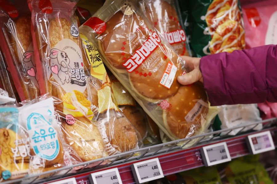 The SPC headquarters in Yangjae-dong, Seoul (left photo) and SPC bread products displayed at a large supermarket in Seoul. Photo by Yonhap News Agency