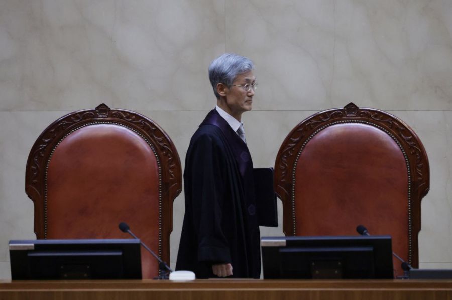 조희대 대법원장이 1일 오후 더불어민주당 이재명 대선 후보의 공직선거법 사건 전원합의체 선고를 위해 서울 서초구 대법원 대법정에 입장해 자리로 향하고 있다. 2025.05.01 사진공동취재단