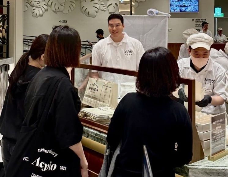 최근에는 반죽 개발과 앙금 맛 조정 과정에 직접 참여해 '이장우 호두과자'로 유명한 제품을 선보였다. 해당 제품은 이장우와 KBS 예능 프로그램 '팝업상륙작전' 등을 공동 기획한 푸드콘텐츠기업 FG가 손잡고 만든 호두과자 브랜드다. 부창제과