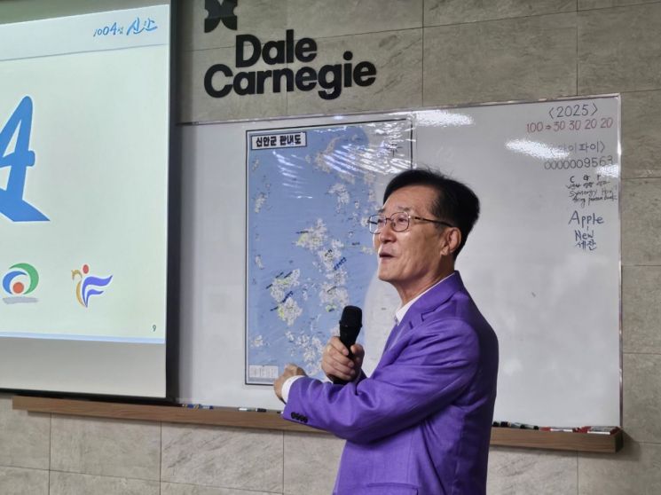 Park Wooryang, former mayor of Shinan County, who is conducting nationwide lectures as an advocate for sunlight pension