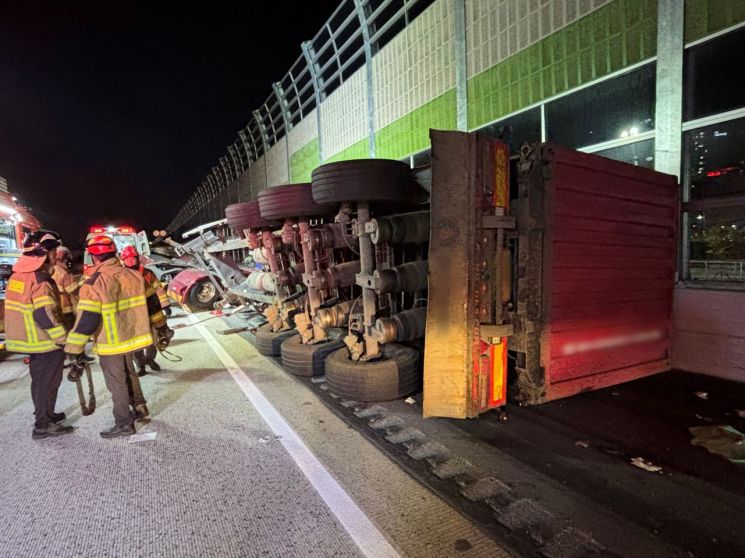 경부고속도로 양산휴게소 인근 달리던 화물차 넘어져 … 30대 운전자 숨져