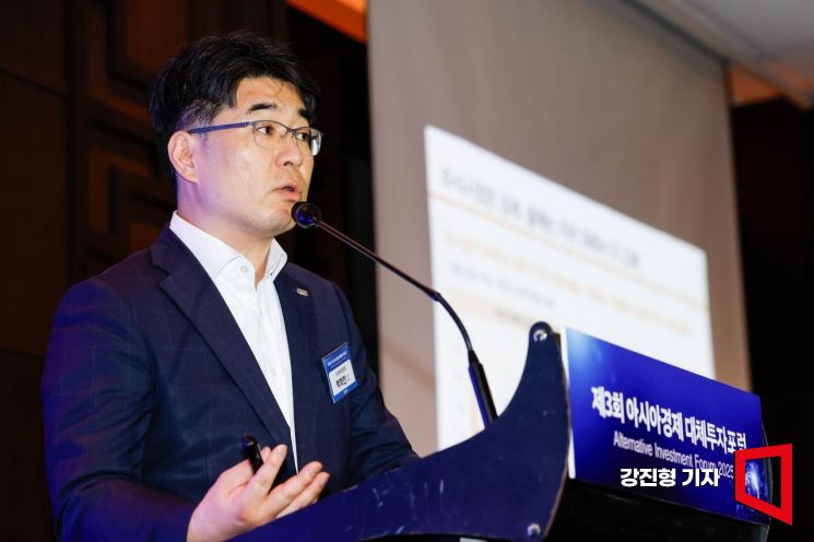 [Photo] Park Heechan, Head of Research Center at Mirae Asset Securities, Giving a Lecture