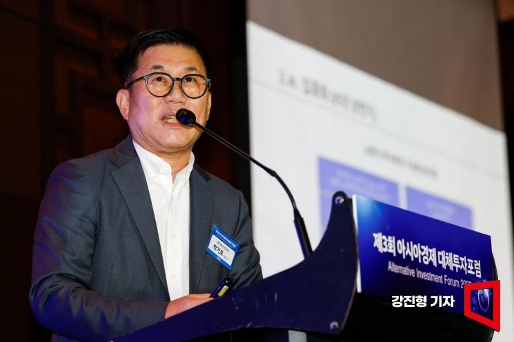 박기호 LB인베스트먼트 대표가 16일 서울 여의도 콘래드호텔에서 열린 '제3회 아시아경제 대체투자포럼'에 참석해 ‘벤처 투자의 과거, 현재, 그리고 바람직한 미래’란 주제로 강연 하고 있다. 2025.9.16 강진형 기자