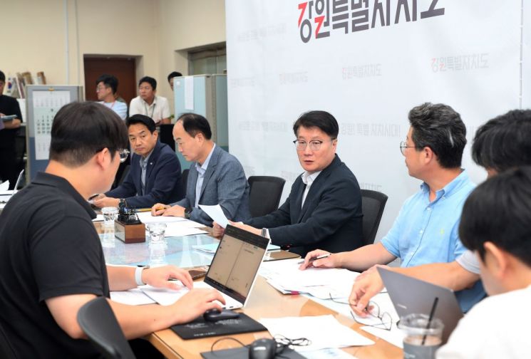 여중협 강원도 행정부지사가 16일 도청 기자실에서 ‘고은리 행정복합타운 도시개발사업’ 제안서를 춘천시가 반려한 데 대한 입장을 밝히고 있다. 강원특별자치도 제공