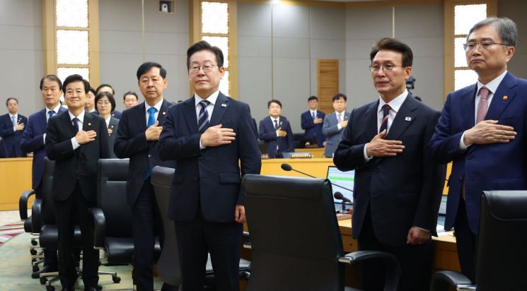 이재명 대통령이 16일 정부세종청사에서 열린 제42회 국무회의에서 국기에 경례하고 있다. 2025.9.16 연합뉴스