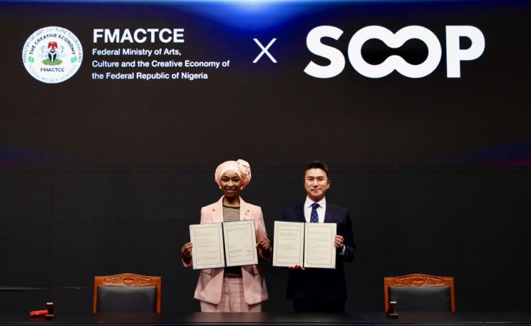 한나투 무사 무사와 나이지리아 연방 예술·문화·창의경제부 장관(왼쪽)과 최영우 SOOP 대표이사가 '혁신적 디지털 창작자 경제 활성화와 문화산업 발전을 위한 전략적 협업 양해각서(MOU)'를 체결하고 기념촬영을 하고 있다. SOOP 제공