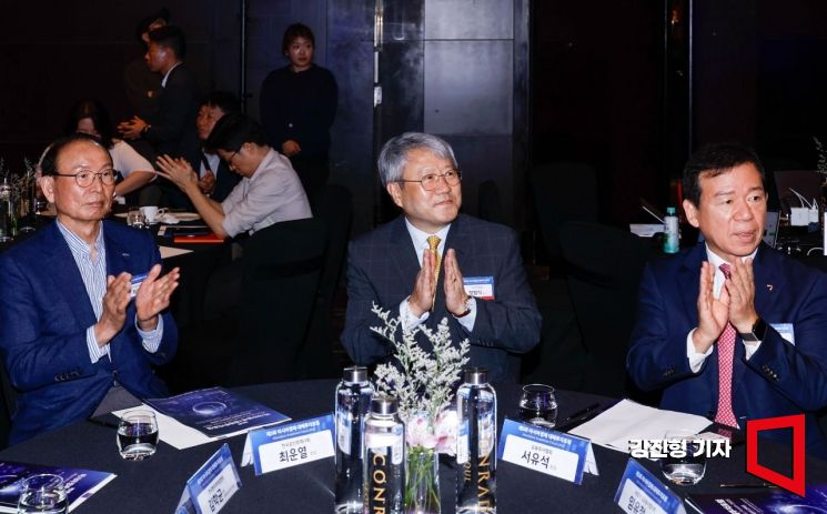 [포토] 아시아경제 대체투자포럼 참석한 장범식 대표-서유석 회장-최운열 회장