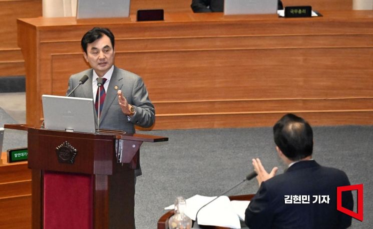 [포토] 의원 질의에 답하는 안규백 국방장관