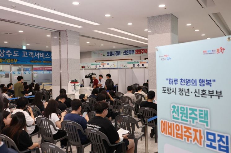 “청년 미래 설계 발판 되도록”… 이강덕 포항시장, ‘천원주택’ 접수현장 점검·당부