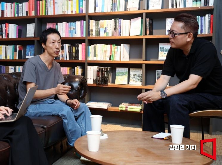 안무가 금배섭 씨가 서울 여의도 카페꼼마에서 김대식 카이스트 교수, 김혜연 안무가와 만나 인터뷰를 하고 있다. 2025.9.16 김현민 기자
