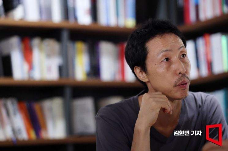 안무가 금배섭 씨가 서울 여의도 카페꼼마에서 김대식 카이스트 교수, 김혜연 안무가와 만나 인터뷰를 하고 있다. 2025.9.16 김현민 기자