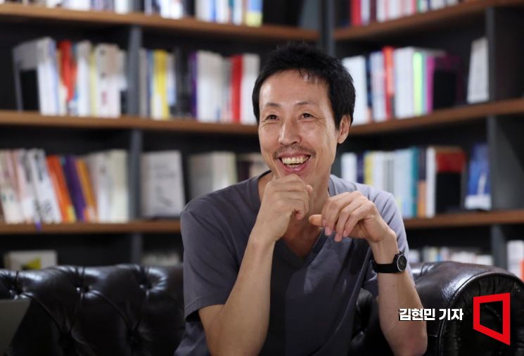 안무가 금배섭 씨가 서울 여의도 카페꼼마에서 김대식 카이스트 교수, 김혜연 안무가와 만나 인터뷰를 하고 있다. 2025.9.16 김현민 기자
