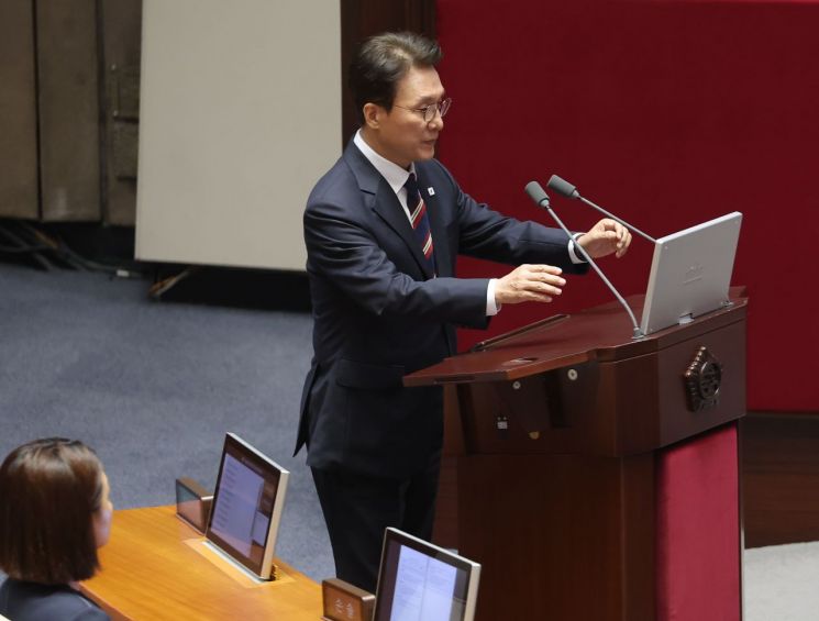 김민석 국무총리가 16일 외교·통일·안보에 관한 대정부 질문이 열리는 국회 본회의장에서 국민의힘 배준영 의원의 질의에 답변하기 위해 이동하고 있다. 연합뉴스