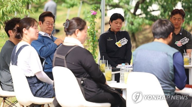 이재명 대통령이 16일 정부세종청사에서 취임 후 첫 국무회의를 개최했다. 이후 세종시 전동면 조일농원에서 청년 농업인 간담회를 갖고 참석자 발언을 메모하며 경청하고 있다. /사진= 연합뉴스