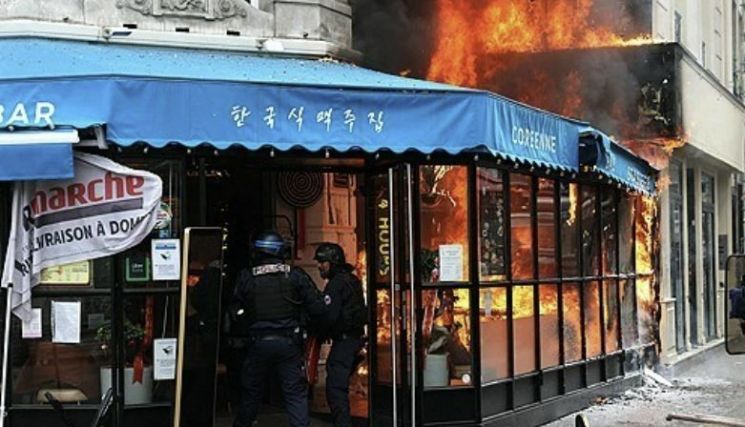 지난 10일 시위 여파로 불이 난 파리 도심의 한 한식당. 연합뉴스