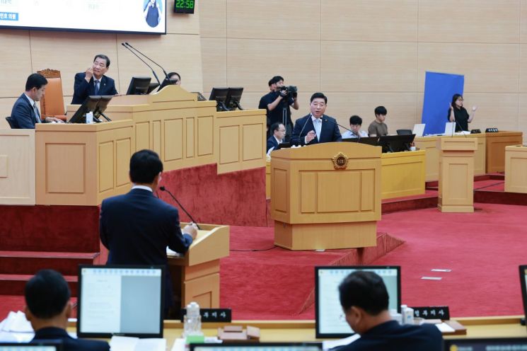 신민호 전남도의원이 16일 열린 제393회 임시회에서 전남 의대 신설에 대해 도정질문을 하고 있다. 전남도의회 제공