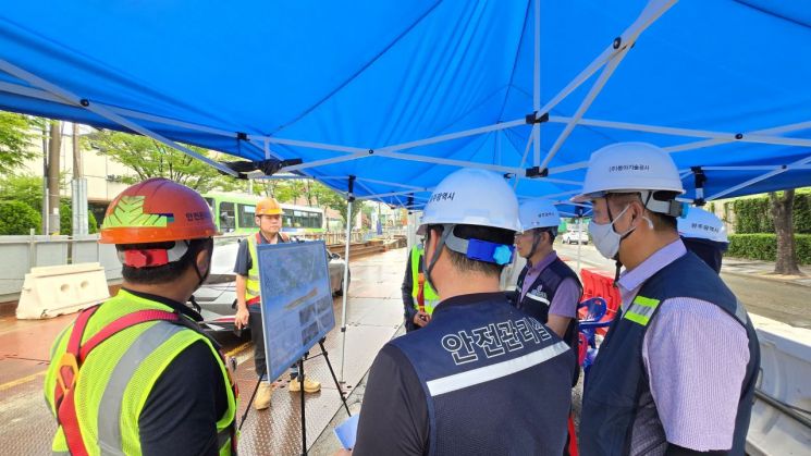 광주시 도시철도건설본부는 추석 명절을 앞두고 시민 안전사고 예방을 위해 오는 26일까지 '도시철도 2호선 건설현장 안전점검'을 실시할 예정이다. 광주시 제공