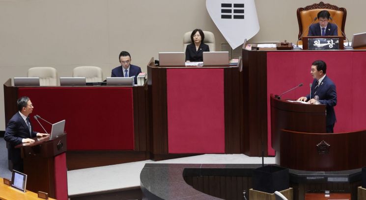 신정훈 더불어민주당 의원이 지난 15일 국회에서 열린 정치 분야 대정부질문에서 호남권 미래 성장동력 창출을 위한 '전남 글로벌 물류허브 거점화' 전략을 제안하고 있다. 신정훈 의원실 제공