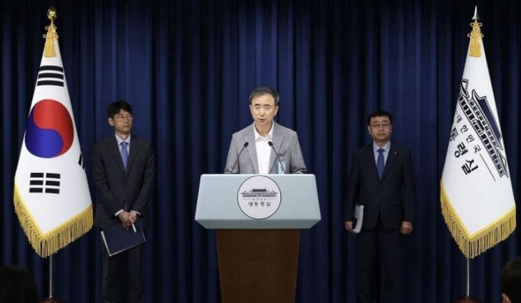 문영 국가인공지능 전략위원회 부위원장이 지난 8일 용산 대통령실에서 국가인공지능 전략위원회 출범식 관련 브리핑을 하고 있다. 연합뉴스