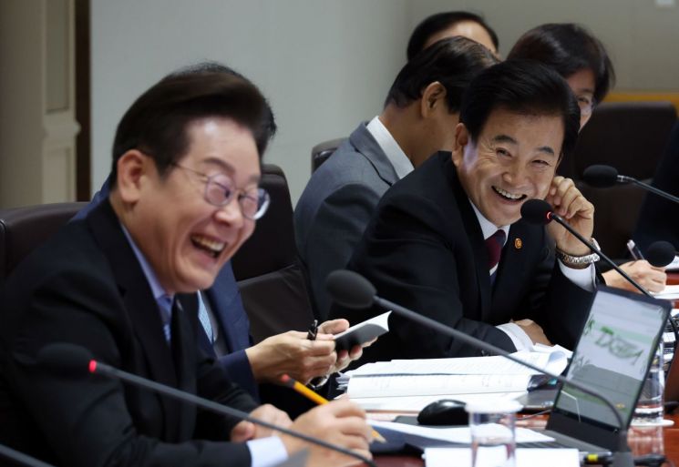 지난 2일 이재명 대통령이 용산 대통령실에서 열린 국무회의에서 정동영 통일부 장관의 발언을 듣고 웃고 있다. 연합뉴스