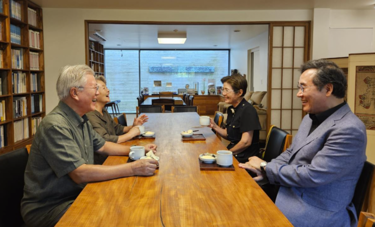 Former Prime Minister Lee Nakyeon shared a photo with former President Moon Jaein and his wife on his social networking service (SNS). Lee's Facebook