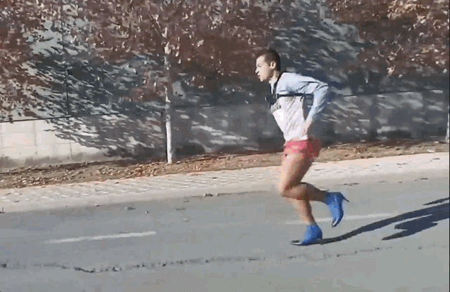 According to Guinness World Records regulations, to attempt this category, the heel height of the shoes must be at least 7 cm. Additionally, the width of the heel tip must not exceed 1.5 cm, and platform shoes are not allowed. Guinness World Records