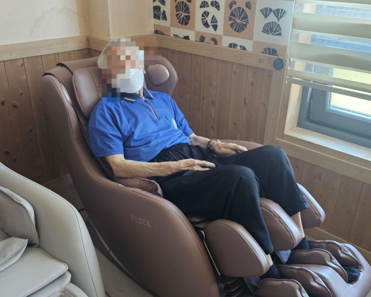 A주간보호센터를 이용하는 한 어르신이 안마기에 앉아 전신마사지를 받으며 휴식을 취하고 있다. 이준경 기자