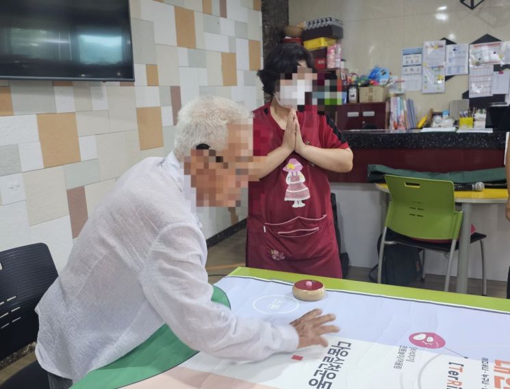 입소한 어르신들과 함께 미니 볼링놀이 등 다양한 프로그램에 참여하고 있는 주간보호센터 직원들의 모습이 인상적이다. 이준경 기자