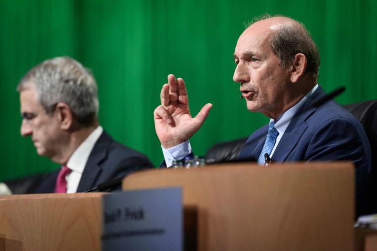 Paul Bulcke, Chairman of Nestle (right), speaking at the regular shareholders' meeting held near Equiblanc, Lausanne, Switzerland, on April 16 (local time). Photo by AFP Yonhap News