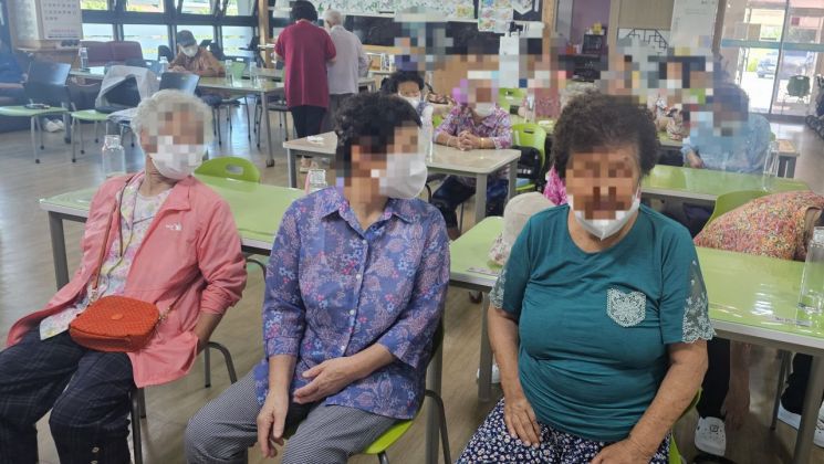 주간보호센터를 이용하는 어르신들이 점심식사 후 휴식을 취하며 담소를 나누고 있다. 이준경 기자