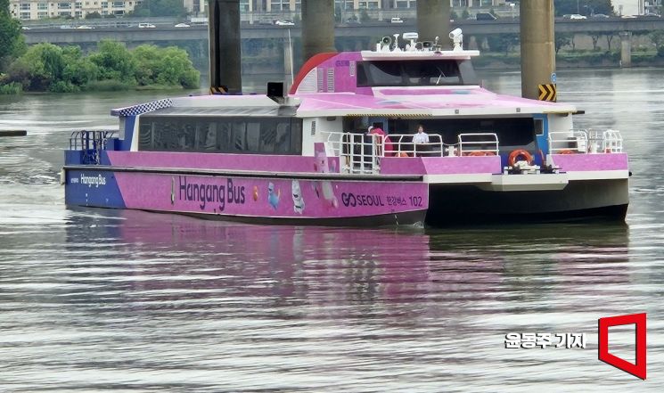 서울 여의도 한강버스 선착장으로 한강버스가 들어오고 있다. 윤동주 기자