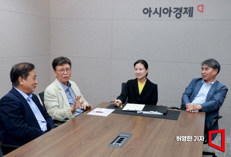 김성희 전 고려대 노동문제연구소 교수(왼쪽부터), 이병훈 중앙대 명예교수, 조인선 법무법인 YK 파트너변호사, 김희성 강원대 교수가 아시아경제 본사에서 '노란봉투법'에 대해 토론하고 있다. 허영한 기자