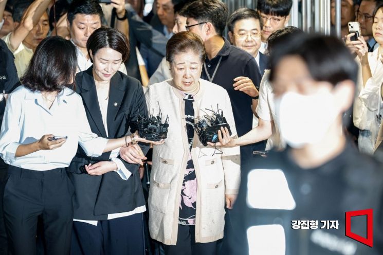 특검의 출석 요구를 세 번이나 불응했던 한학자 세계평화통일가정연합(통일교) 총재가 17일 서울 종로구 KT광화문빌딩에 마련된 김건희특검사무실에 출석하고 있다. 2025.9.17 강진형 기자