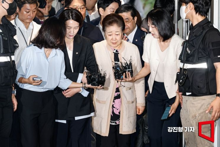 특검의 출석 요구를 세 번이나 불응했던 한학자 세계평화통일가정연합(통일교) 총재가 17일 서울 종로구 KT광화문빌딩에 마련된 김건희특검사무실에 출석하고 있다. 2025.9.17 강진형 기자