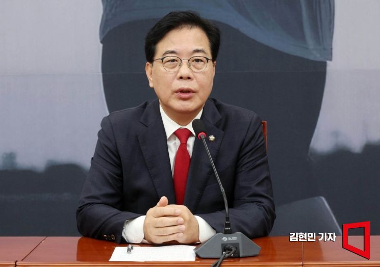 Song Eonseok, floor leader of the People Power Party, is answering reporters' questions on current issues such as the arrest of lawmaker Kwon Seongdong and the ruling and opposition parties' negotiations on the government organization act at the National Assembly on September 17, 2025. Photo by Kim Hyunmin