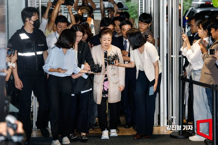 [포토] 한학자 총재, 특검 소환 3회 불응 후 자진 출석