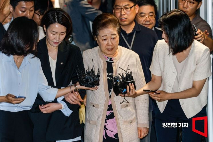 특검의 출석 요구를 세 번이나 불응했던 한학자 세계평화통일가정연합(통일교) 총재가 17일 서울 종로구 KT광화문빌딩에 마련된 김건희특검사무실에 출석하고 있다. 강진형 기자