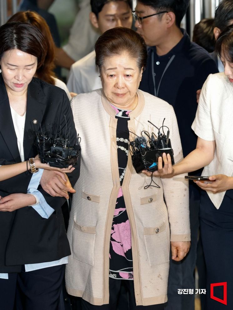 특검의 출석 요구를 세 번이나 불응했던 한학자 세계평화통일가정연합(통일교) 총재가 17일 서울 종로구 KT광화문빌딩에 마련된 김건희특검사무실에 출석하고 있다. 2025.9.17 강진형 기자