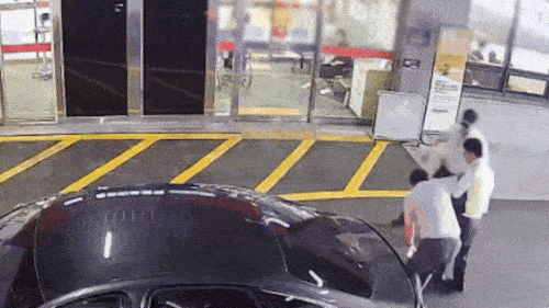 강서경찰서 교통안전계 강호진 경사와 이승재 경위가 신고자를 부축해 병원 응급실 안으로 데려다주고 있다. 서울경찰청·연합뉴스