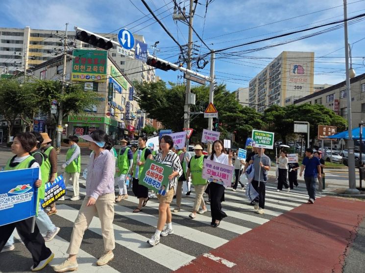 Officials from Jeonnam Province conducting a consumption promotion campaign for livelihood recovery consumption coupons. Provided by Jeonnam Province