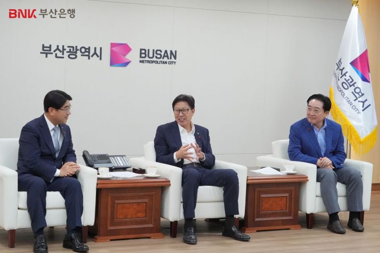 왼쪽부터 BNK부산은행 방성빈 은행장, 부산시 박형준 시장, 부산사회복지공동모금회 이수태 회장. BNK부산은행 제공