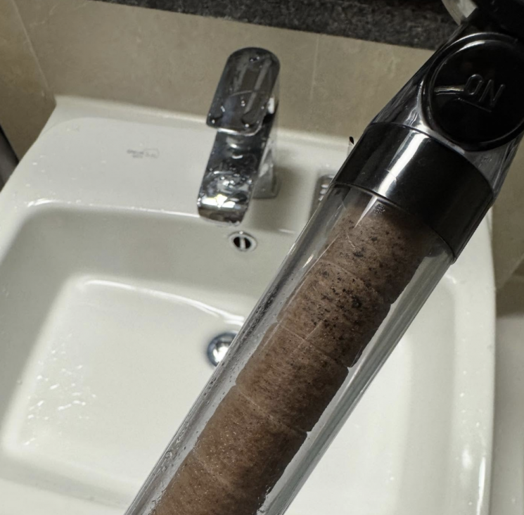 A resident of Gangneung, Gangwon Province, reported that discolored water appeared as water rationing began. Thread